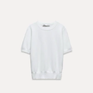 Stickad tshirt - Stickad vit T-shirt från zara. Jättebra skick och perfekt till hösten ❤️