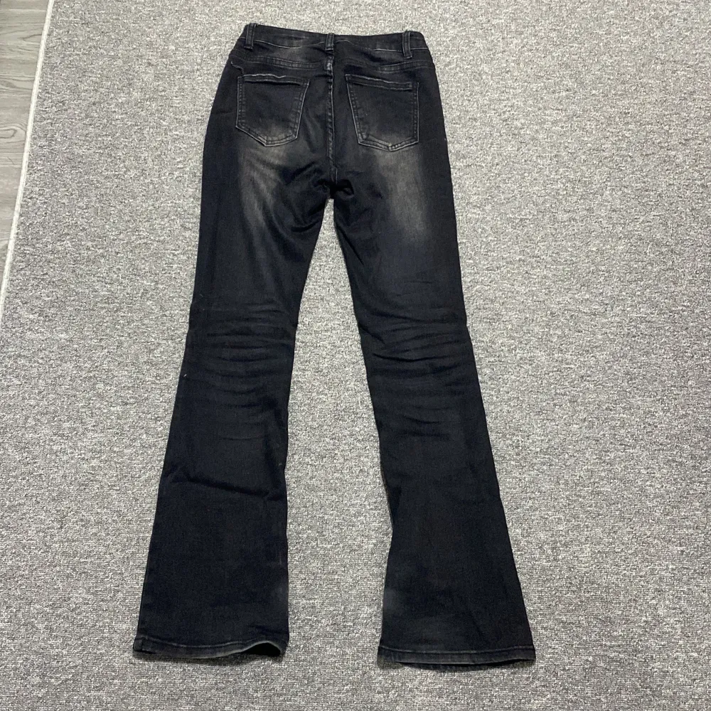 Jag köpte de för ganska länge sen och de kommer längre inte till andvändning.Jag andvände de rätt mycket innan.Så de är andväna men i bra skick.. Jeans & Byxor.