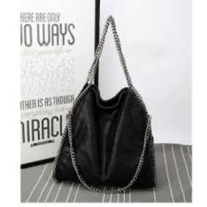 stella mccartney liknande väska - Använt ganska mycket men ändå bra kvalitet inga tecken på dålig kvalitet väldigt stor och fin väska rymmer ganska mycket 