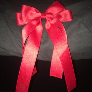 Röd rosett klämma - Använd en gång