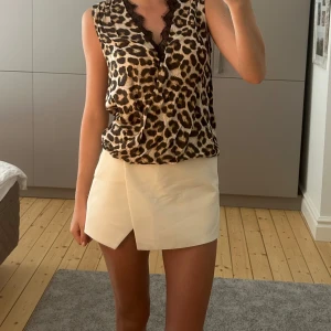 Super fin leopard top - Jätte fin och lätt leopard spets top. 