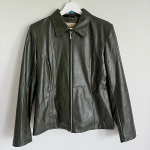 Pu skinnjacka - En mörkgrön skinnjacka som inte kommer till användning längre🍂