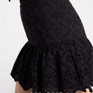 Svart kjol med broderade detaljer - Säljer en superfin svart kjol med broderade detaljer. Kjolen har en volangkant längst ner som ger den en söt och lekfull look. Perfekt för både vardag och fest! 🖤