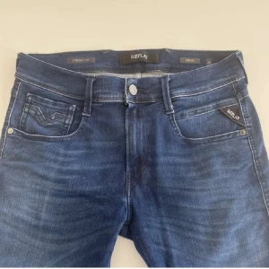 Riktigt feta replay jeans 🔥 - Feta replays perfekt om man e grish. Sitter jätte bra 👍  Kan sänka priset så kom alltid me ett bud 🤩ny pris 1800kr