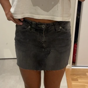 Svart jeans kjol - Svart jeans kjol i bra skick