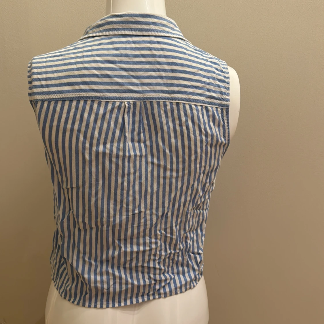 En gullig, ljusblå, randig blus med knyte längst ner🩵 - 90