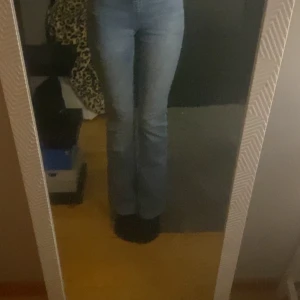 Blå jeans från Amisu - Säljer ett par snygga blå jeans från Amisu i storlek 32. De är högmidjade och har en bootcut-stil 