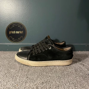 Lanvin skor  - Ett par fräscha Lanvins i storlek 42, passar 42,5 | skorna är i bra skick, ca 9/10, liten färgfläck på sulan(se sista bilden) | tyvärr utan box, därav pris | nypris 4300 | priset kan diskuteras, kom med frågor! 