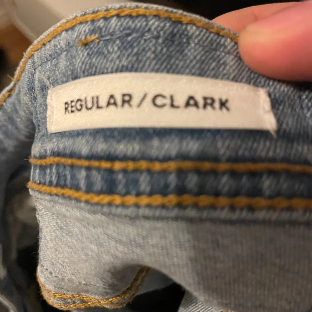 Säljer ett par snygga blå jeans från Jack and Jones. Modellen heter Regular/Clark. Skick: 9/10 inte använda många gånger. Jeans & Byxor.