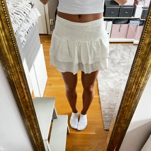 Vit volangkjol - Säljer en superfin vit volangkjol som är perfekt för sommaren! Endast använd ett fåtal gånger