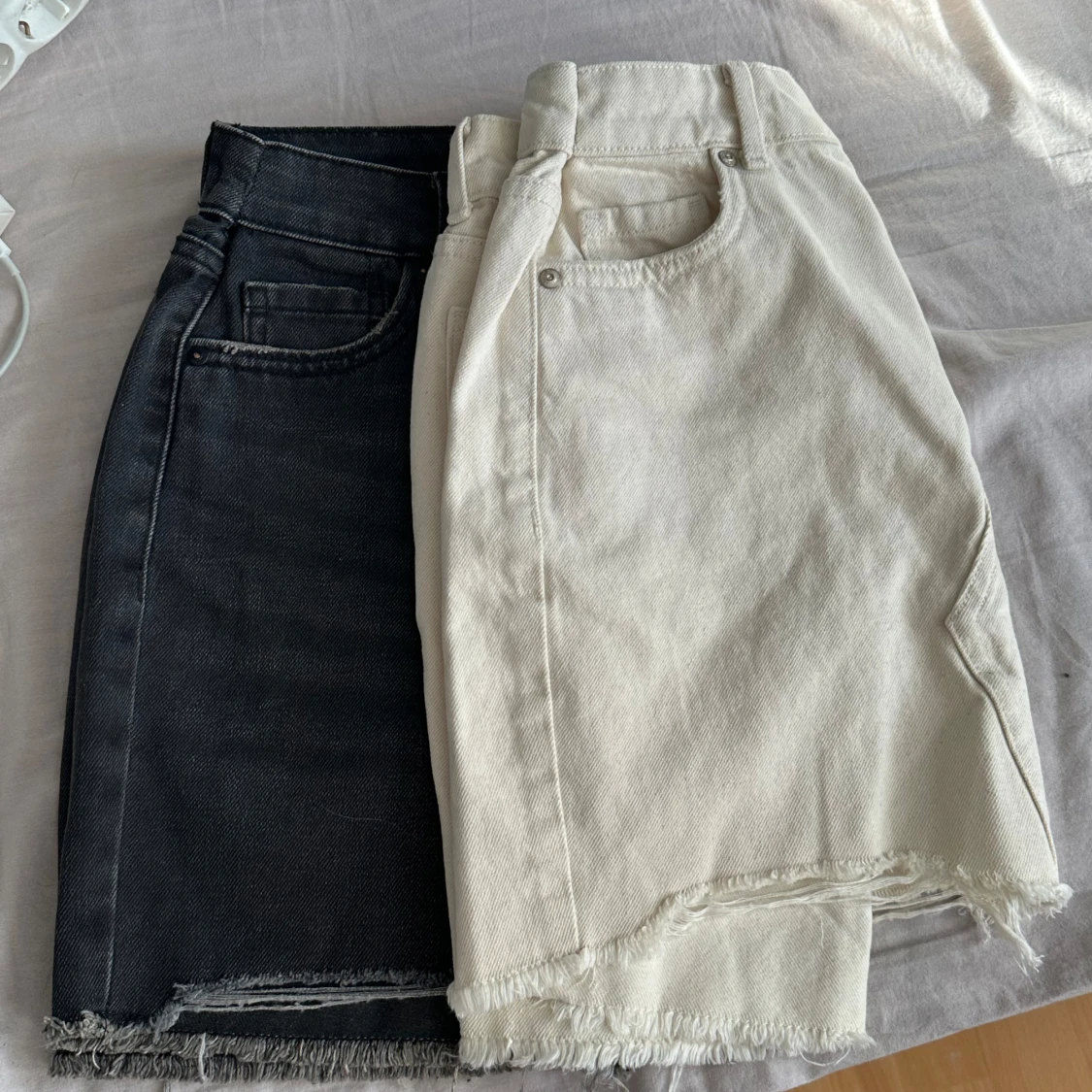 Svart jeanskjol med rå kant - 91