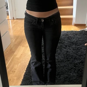 Sjukt snygga jeans  - Super snygga jeans som tyvärr är försmå, köpta secondhand men står ”cordon” på lappen, bra sick knappt använda av mig💕