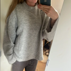 Stickad tröja - Så fin grå stickad tröja från Gina Tricot i storlek s. Passar s-m. Superbra skick då den inte är mycket använd. Säljer för den är för stor för mig. KOLLA MIN PROFIL💞
