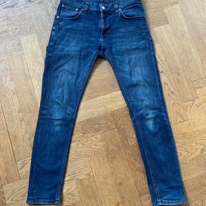 Nudie Jeans  - Ett par sjuka jeans med galet snygg tvätt i storlek 30/30! Jeansen har otroligt bra passform och sätter sig runt benen Perfket för en bra Slim fit! Jeansen är inte använda mycket och därför hittas inga slitage. 