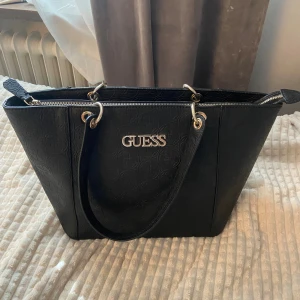 Guess väska - En jättefin svart GUESS väska. Nypris var 1800 kr och jag säljer för 800 kr då den inte kommer till användning längre💕
