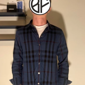 Burberry skjorta - Säljer en blå Burberry skjorta i storlek M. Säljes pga använder inte. Säljes i befintligt skick. Nypris 5999kr Mitt pris 699kr