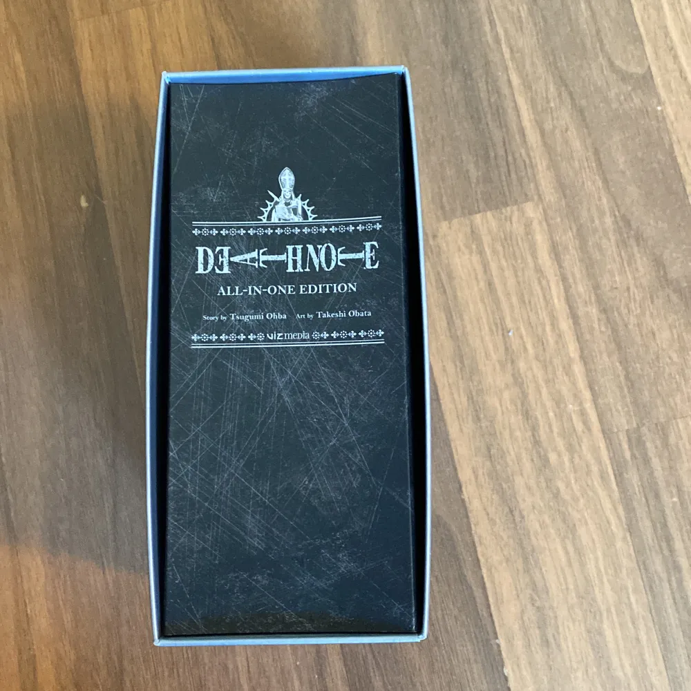 Death note all in one edition Aldrig läst så den är helt ny och i toppskick. Köptes för 590kr säljs för 400. Övrigt.