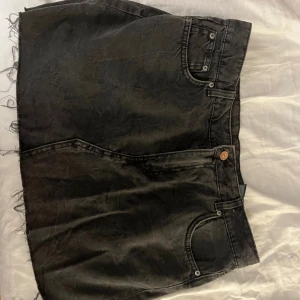 Svart jeanskjol - Jeanskjol från H&M sparsamt använd. Strl 40 men upplevs lite mindre skulle jag säga. 60kr 💕  