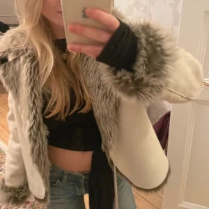 Vintage pälsjacka - Perfekt höst/vinter jacka, så fin men säljer då den blivit för liten. Skriv för frågor! Passar någon men xs-s