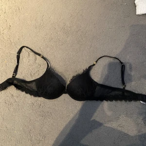 Intimissmi bh - Hej💕 säljer denna svarta Intimissmi bh då jag inte kan ha den, använd 1-2 gånger men inte mer och är/ser iprincip helt oanvänd ut💕 kan tänka mig sänka priset vid snabb affär!❤️