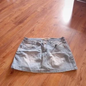 Ljusblå jeanskjol - Säljer en superfin ljusblå lågmidjad jeanskjol! Köpt secondhand men har aldrig använts (av mig). Storlek M men passar mig som har S. Perfekt för sommaren och kan matchas med nästan vad som helst! 🥰