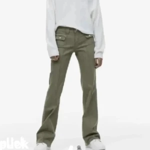 Gröna hm Jeans  - Dessa populära gröna hm jeans! Passar perfekt på mig som är 1,65🥰