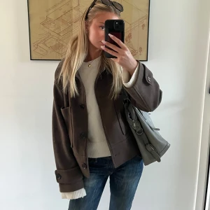 Brun höst kappa - Snyggaste kappan från Kappahl som inte finns att köpa längre.  Köptes för 900kr. Mycket bra skick och vill du ha fler bilder eller har frågor så är de bara att skriva💗💗