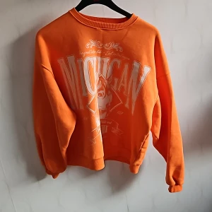 Oversized sweater från Bershka - Använd 2-4 gg och är i fint skick. Är i stlk S men är oversized så passar även M