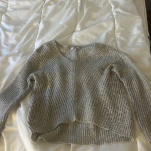 Stickad tröja.  - Väldigt bra skick, den är lite stor i storleken men sitter väldigt fint