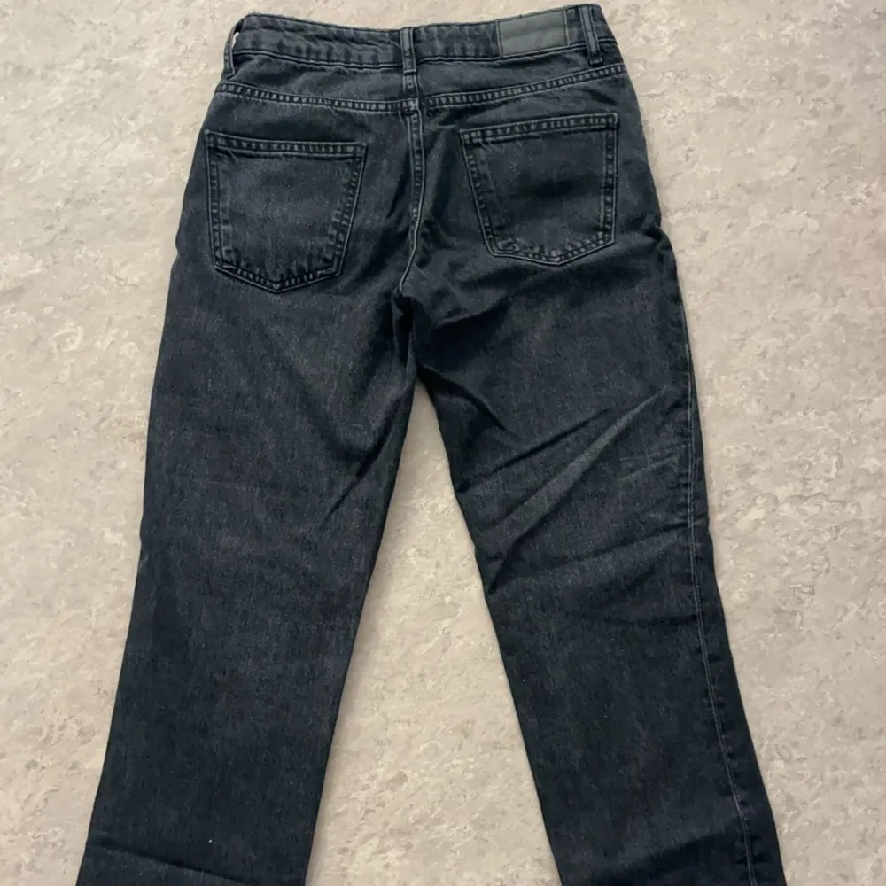 Säljer mina snygga lågmidjade jeans från Lager 157. Säljs då de inte används längre. Jag är 154cm lång och de passar mig perfekt då jag vill ha mina byxor lite längre över foten. - Pris kan möjligtvis diskuteras.  Skriv för fler bilder. Jeans & Byxor.