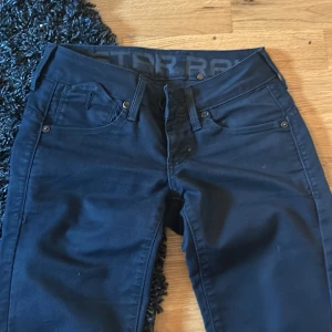 Lågmidjade jeans  - Jätte fina lågmidjade jeans som är i bra skick och inte använda så mkt säljer av anledningen att dom är för små till mig 