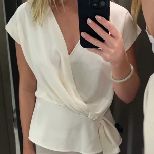 Zara topp - Säljer denna topp ifrån Zara som aldrig använts. Köpt för ett par veckor sedan för 329kr❤️