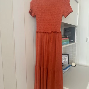 Odd Molly klänning i storlek 0(xs) - Fin sommar klänning i fin/tunn bommul från Odd Molly. Fantastiskt vacker färg/ terrakotta. Storlek 0(XS). Använd vid ett tillfälle. 