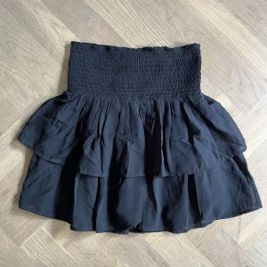 Volangkjol kappahl🙌🏼❤️ - Superfin svart volangkjol från kappahl.❣️ Väldigt fint skick. Kom priv ifall du har några frågor eller funderingar.🥰