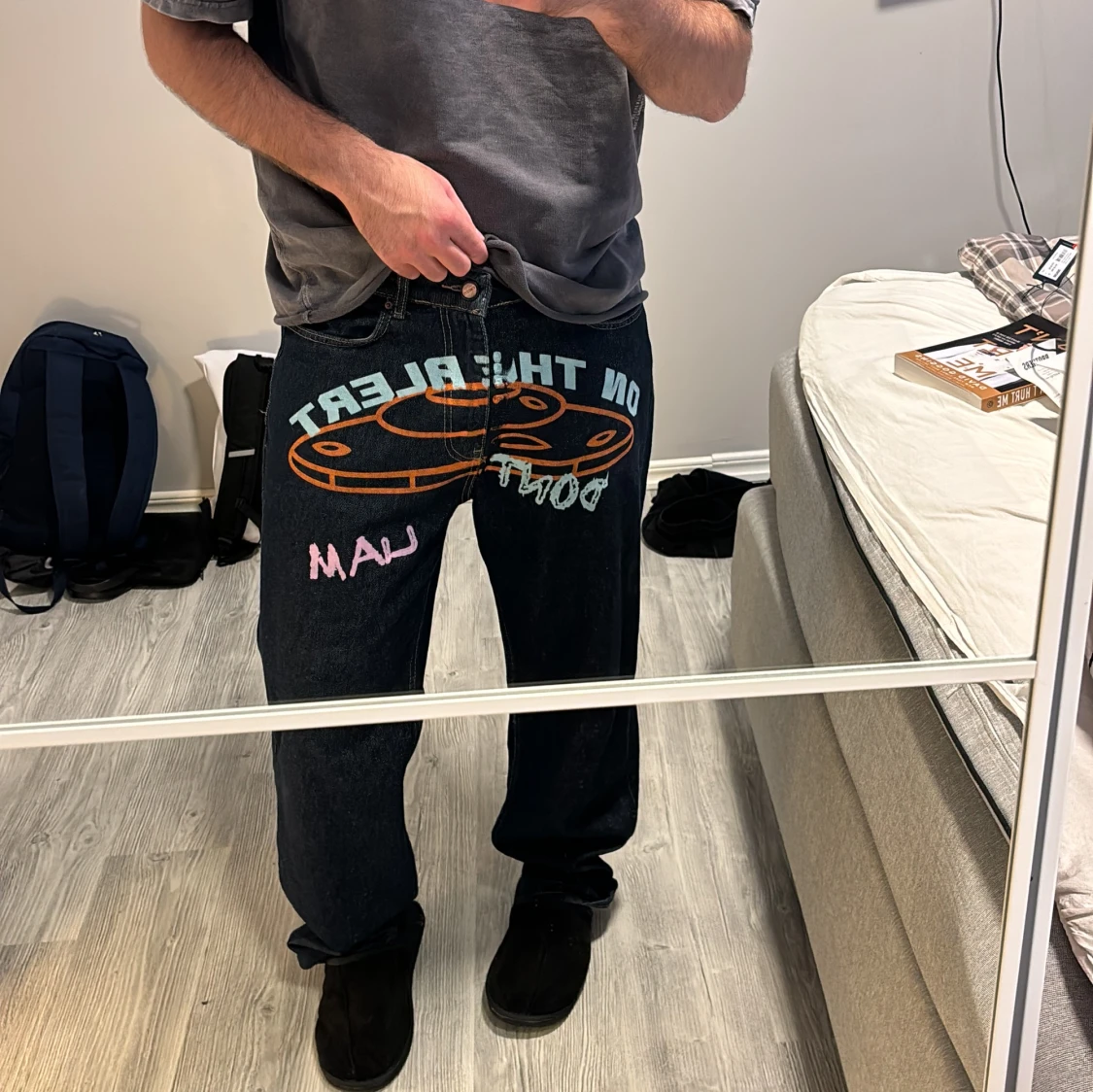 Mörkblå jeans med broderad text - 93