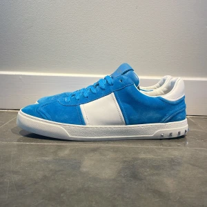 Valentino flycrews - Hej! Säljer nu dessa stilrena och snygga skor från Valentino!🎉Skick: Använda men i väldigt bra skick, alla nitar kvar.Retailpris: Ca 7500kr. Köp för endast:4999kr!😃 Vid frågor eller funderingar är det bara att höra av dig. Priset går att diskutera!💸