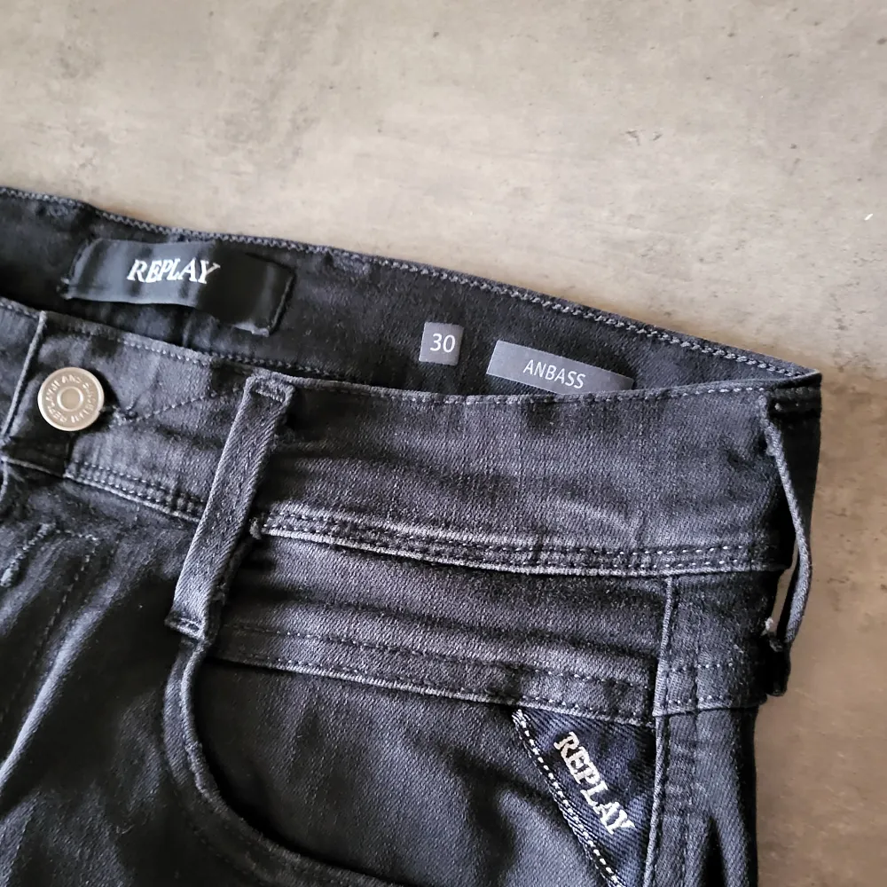 Säljer ett par svarta jeans från Replay i modellen Hyperflex. De är i nyskick och har en slim passform. Jeansen är tillverkade i ett stretchigt material som gör dem bekväma att bära hela dagen. Perfekta för både vardag och fest!. Jeans & Byxor.