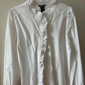 Skjorta/blus  - Säljer en super fin skjorta/blus från Lindex med volanger. Fint skick!