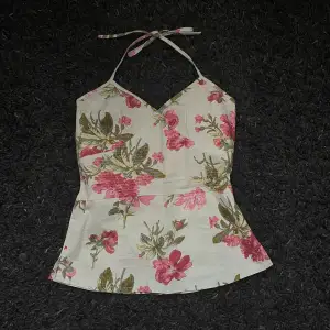 söt blommig halter neck top från märket body&soul i strl S :) jättefin under sommaren och hösten 