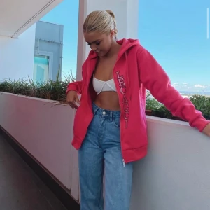 Zip hoodie  - Säljer min vackra rosa ziphoodie från lecacci, köpt för 900kr🩷💕  Den är väl använd och i super skick, tjockt material å varm å mjuk🌸  Dom två första bilderna är från deras egna Instagram å sista är min egen Alla stenar är kvar 🥰