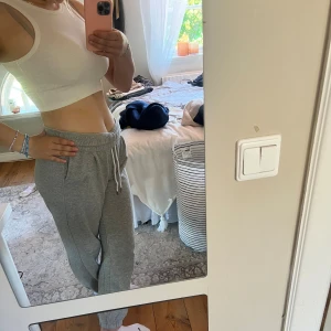 Vit topp från hm - Croppat vitt linne från hm.