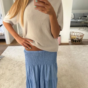 . - Jötte fin blå kjol