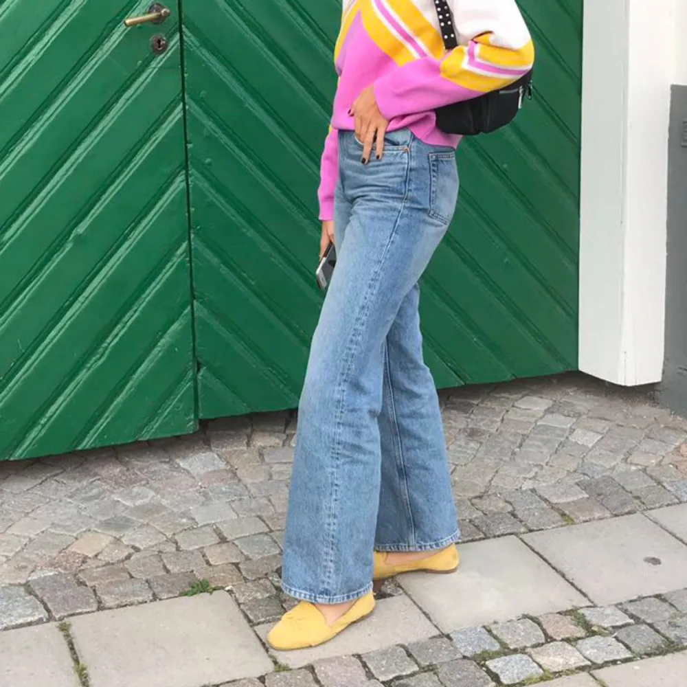 Säljer ett par snygga blå bootcut jeans. De är högmidjade och har en normal passform. Perfekta för både vardag och fest! 🥳. Jeans & Byxor.