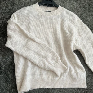 Vit/ beige stickad tröja - Stickad tröja från Lindex  Helt okej skick, nopprig  Nypris 399 Storlek L men är som en S 💕💘