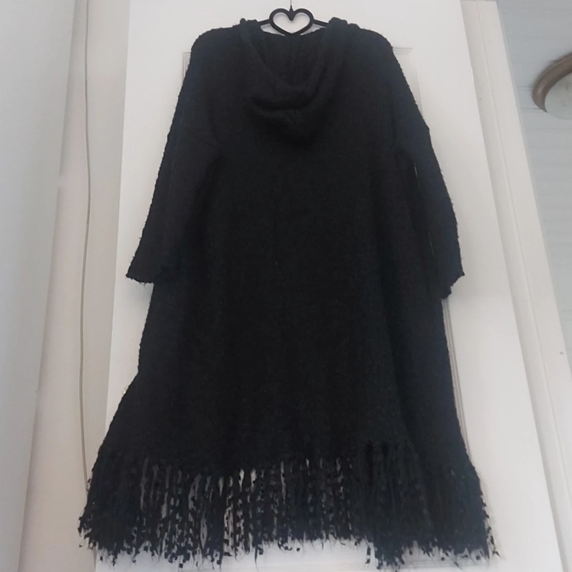 Svart lång kappa med fransar - 90