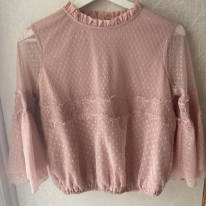 Spetts blus💗💗 - Säljer denna jätte söta spets blusen. 💗💗💕