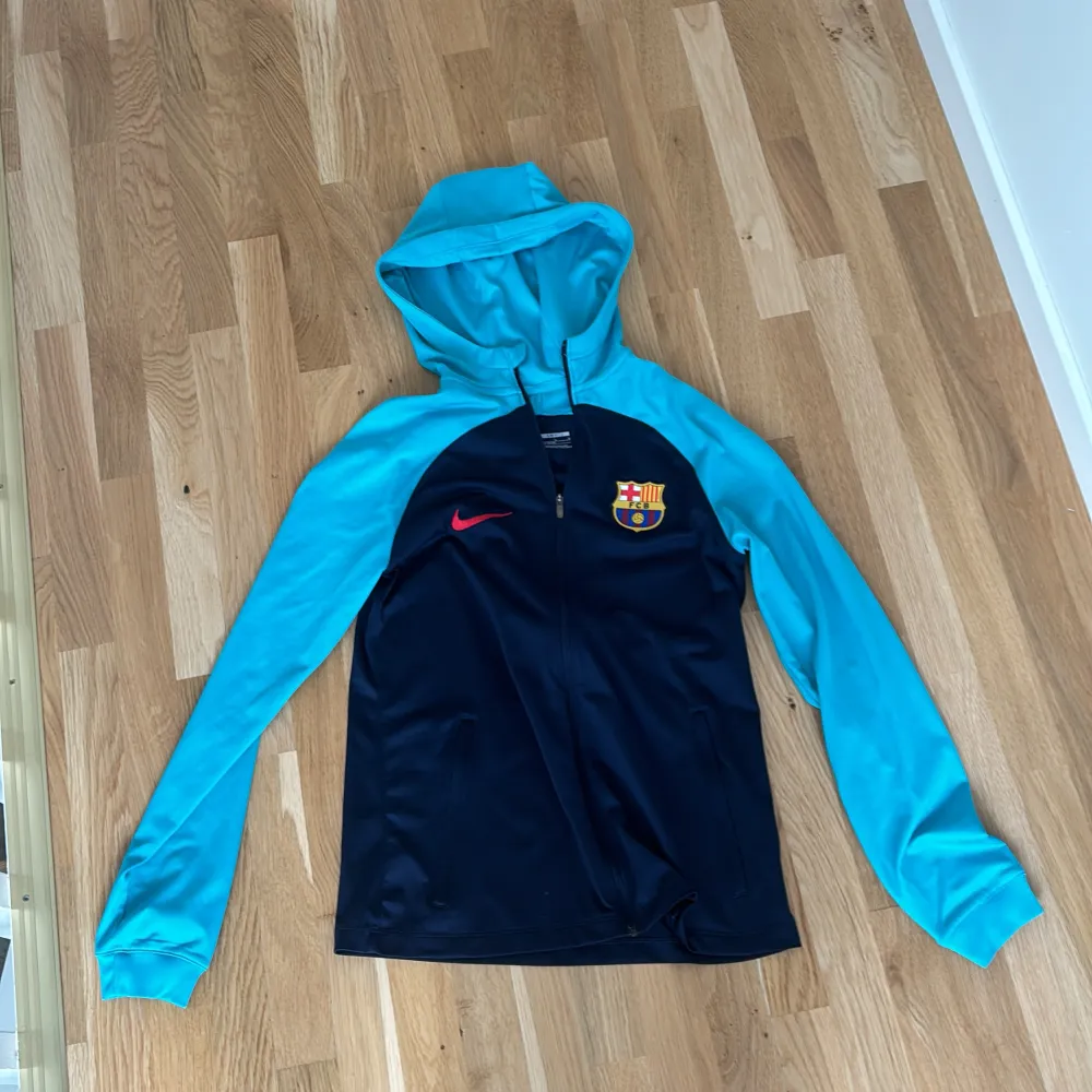 En zip hoodie från märket Nike, med laget Barcelona på. Ganska ny har inte används många gånger. Helt äkta och priset går att diskutera. storleken är L i barn med borde passa XS i vuxen.. Hoodies.