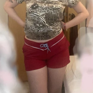 Vinröda shorts med blå och vita detaljer - Fina retro och sportigare shorts, H&M L.O.G.G. SPORT 🌟🌺 Köpta second hand i toppenbra skick och har inte hittat några defekter alls. De känns som nya 👍