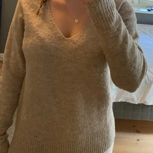 Stickad tröja  - Super mysig ljusbrun stickad tröja, något längre vilket är toppen nu till hösten. Köpt på New Yorker, sparsamt använd. 
