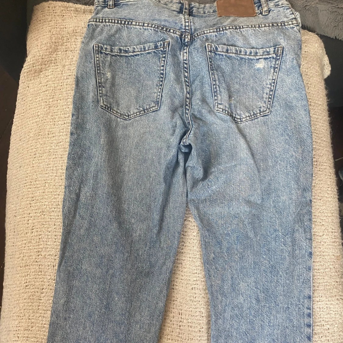 Blå jeans med slitningar - 90